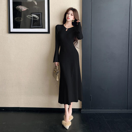 西遇法式长袖针织连衣裙女2025年冬季新款水滴领收腰内搭包臀裙SS051786 商品图1