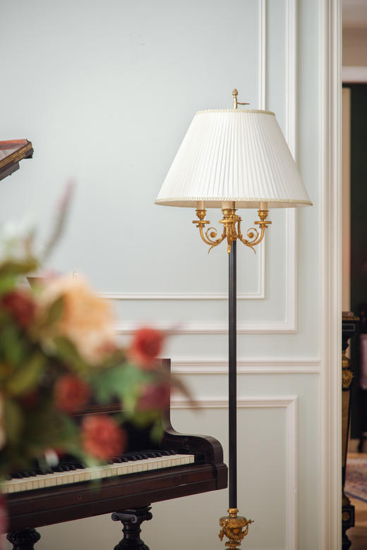 独角鹿西洋古董1880年代法国出品古典茛苕叶纹铜鎏金精雕装饰布面百褶灯罩落地灯 商品图2