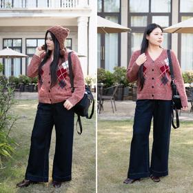 一周发货【直筒阔腿牛仔裤】常规厚度不加绒，大裤腿版型非常好！成分：75%棉24.5%聚酯纤维 0.5%氨纶。正面三角区处理得非常好，平整不尴尬。臀型和裤腿的线条依然特别棒。比一般直筒更宽松的阔腿版型