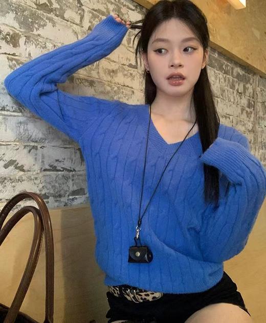 D110781显白克莱因蓝冬季新款V领加厚针织毛衣 商品图14