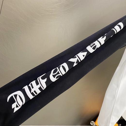 D110716梵文马蹄拼接发泡字母印花爆款长袖T恤 商品图4