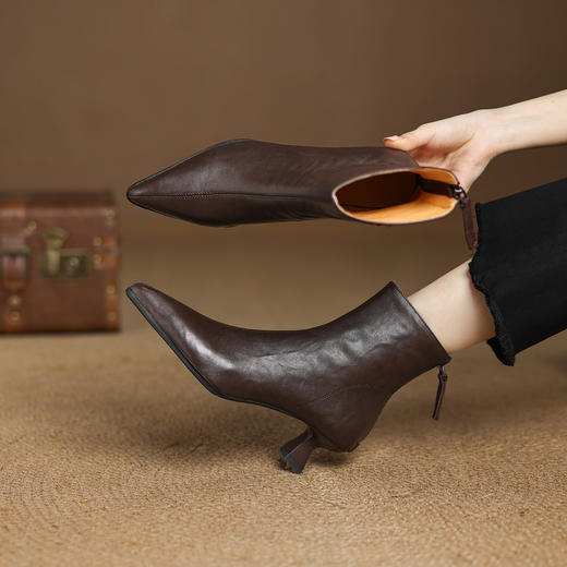 【预售5天】法式小跟靴子女秋冬新品气质细跟尖头马丁靴复古棕色通勤猫跟短靴DS&626 商品图1