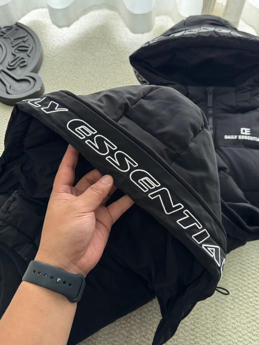 D1107100黑色绗缝帽檐字母刺绣连帽羽绒马甲 商品图9