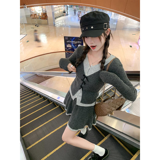 【129元任选2件】现货！深灰色假两件V领上衣 or 半裙 商品图3
