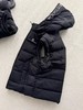 D1107100黑色绗缝帽檐字母刺绣连帽羽绒马甲 商品缩略图5