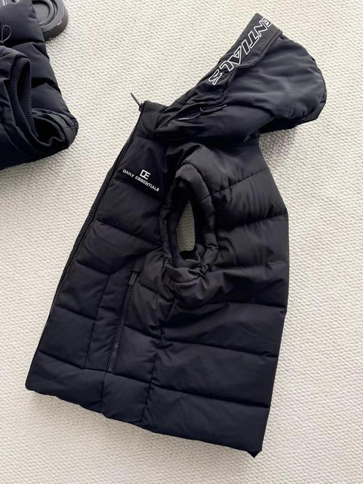 D1107100黑色绗缝帽檐字母刺绣连帽羽绒马甲 商品图5