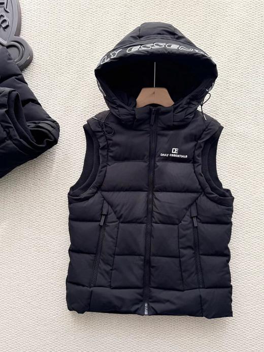 D1107100黑色绗缝帽檐字母刺绣连帽羽绒马甲 商品图6