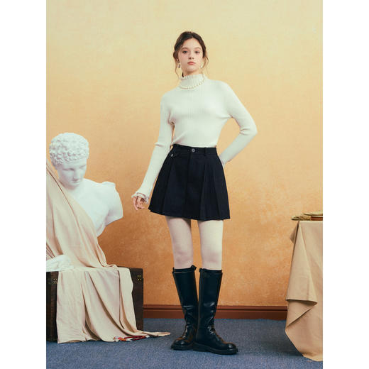 两三事 黛影随风 2025冬季新款简约压褶条纹裙裤高腰短裤女 商品图1