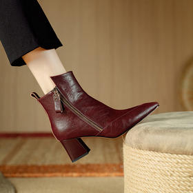 【预售5天】牛皮拼接复古尖头气质，粗跟马丁靴侧拉链高跟短靴DB&M6070