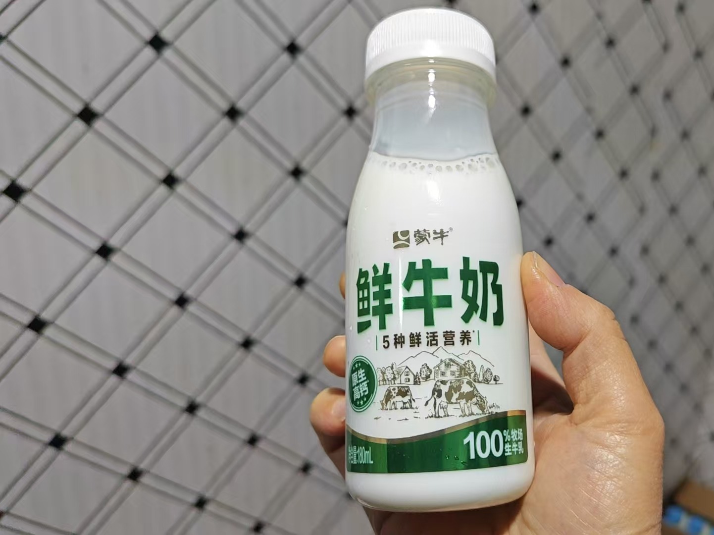 周四取货：【蒙牛鲜牛奶180】特惠8.8元/3瓶，一瓶180ML，保质期至2025.12.21.特价不接受退单。
