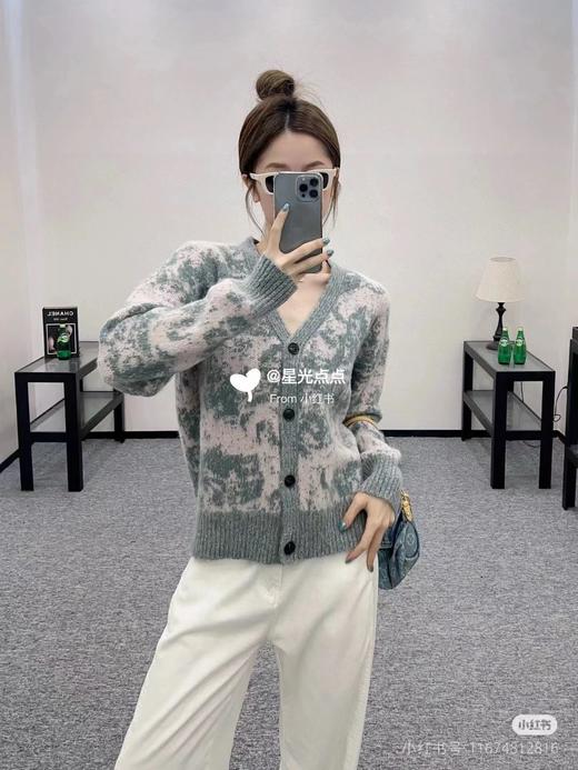 D110752谁穿谁好看百搭不挑人青花瓷渲染开衫毛衣 商品图10