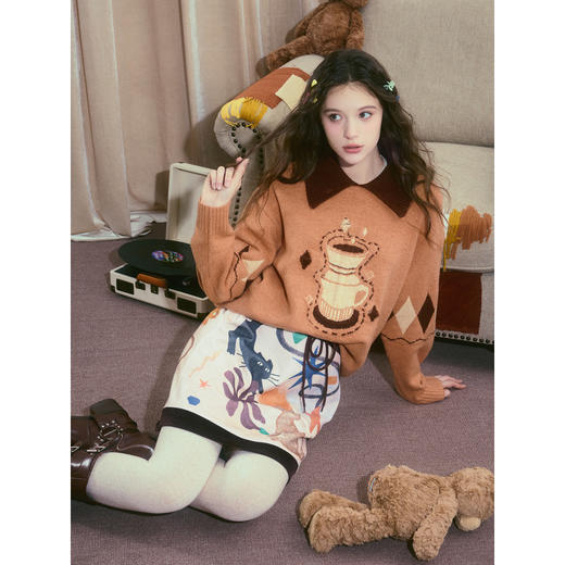 两三事晨咖暖叙2025冬季新款森系风咖啡壶图案拼色翻领套头毛衣女 商品图3