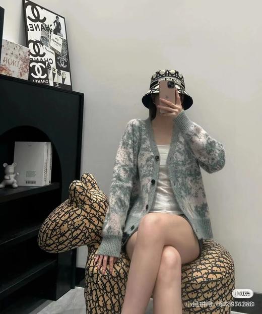 D110752谁穿谁好看百搭不挑人青花瓷渲染开衫毛衣 商品图1