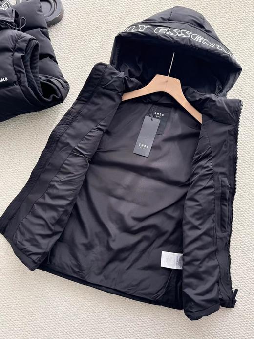 D1107100黑色绗缝帽檐字母刺绣连帽羽绒马甲 商品图7