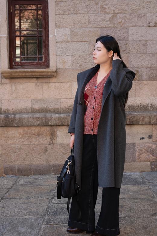 一周发货【直筒阔腿牛仔裤】常规厚度不加绒，大裤腿版型非常好！成分：75%棉24.5%聚酯纤维 0.5%氨纶。正面三角区处理得非常好，平整不尴尬。臀型和裤腿的线条依然特别棒。比一般直筒更宽松的阔腿版型 商品图3