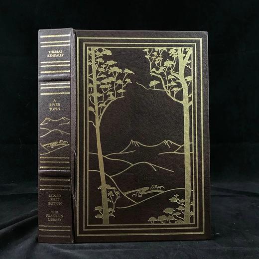 签名首版！托马斯·肯尼利《河边小镇》 富兰克林图书馆豪华仿皮本 商品图0