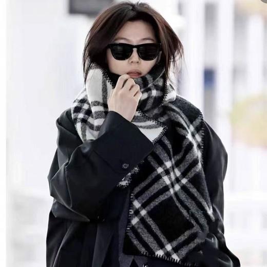 【明星同款❗️黄色格子围巾】经典格纹，织绵均匀细腻，轻薄柔软，不易掉毛，颠覆传统围巾得厚重感，2026冬季新款韩系氛围感保暖格纹围脖秋QQ 商品图4