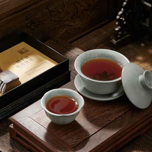 ⁶赠1片试喝 茶王制的17年【云南普洱熟茶】一糯千金老熟普礼盒 无糯香叶 无添加剂（5g*40饼/盒*2盒）400g/套，配礼品袋SS06-CR-ZPH 商品图4