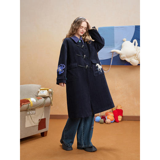 两三事 梦忆鸢语 2025冬季新款文艺风毛巾绣翻领牛角扣棉服外套 商品图4