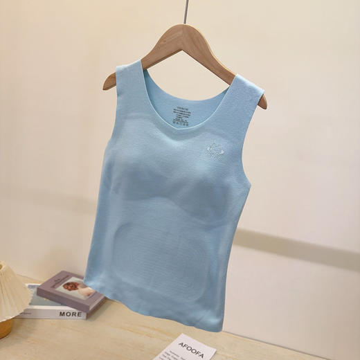 【保暖服饰丨猫人少女蚕丝保暖背心】面料亲肤舒适，触感细腻，高弹贴身不易变形，秋冬穿脱更自在，U型美背无痕百搭，穿着不露痕迹，自带BRA内搭减负，穿一件就够了，下单不支持备注不同尺码 商品图6