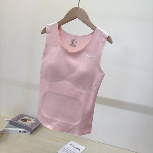 【保暖服饰丨猫人少女蚕丝保暖背心】面料亲肤舒适，触感细腻，高弹贴身不易变形，秋冬穿脱更自在，U型美背无痕百搭，穿着不露痕迹，自带BRA内搭减负，穿一件就够了，下单不支持备注不同尺码 商品图5