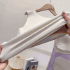 【保暖服饰丨猫人少女蚕丝保暖背心】面料亲肤舒适，触感细腻，高弹贴身不易变形，秋冬穿脱更自在，U型美背无痕百搭，穿着不露痕迹，自带BRA内搭减负，穿一件就够了，下单不支持备注不同尺码 商品缩略图4