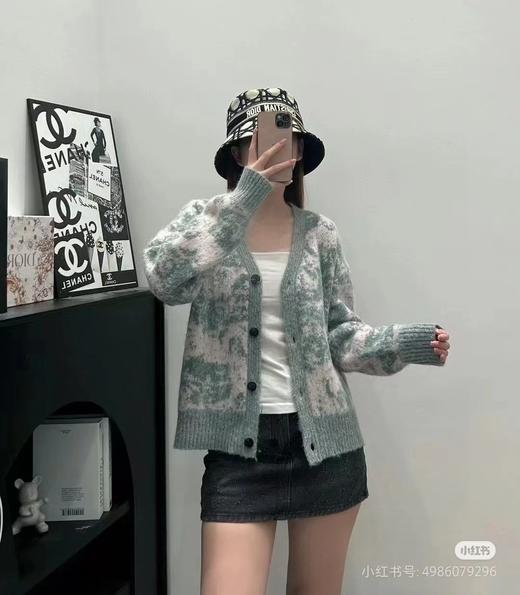 D110752谁穿谁好看百搭不挑人青花瓷渲染开衫毛衣 商品图6