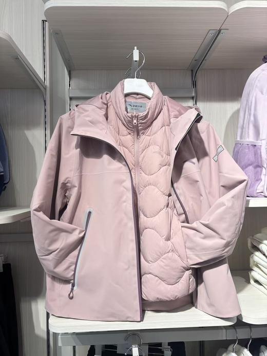 【春上新】【8.8折】8楼安踏儿童2025冬新款户外连帽保暖两件套上衣女孩【灰玫粉】 吊牌价：1199 活动价：1055.12 商品图1