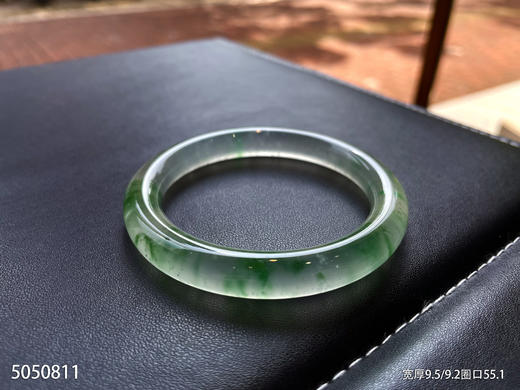 玻璃种飘翠圆镯【5050811】圈口55.1。具体价格微信咨询 商品图0