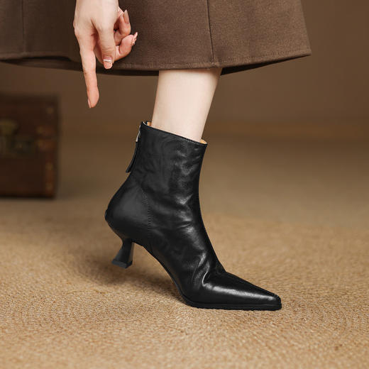 【预售5天】法式小跟靴子女秋冬新品气质细跟尖头马丁靴复古棕色通勤猫跟短靴DS&626 商品图3