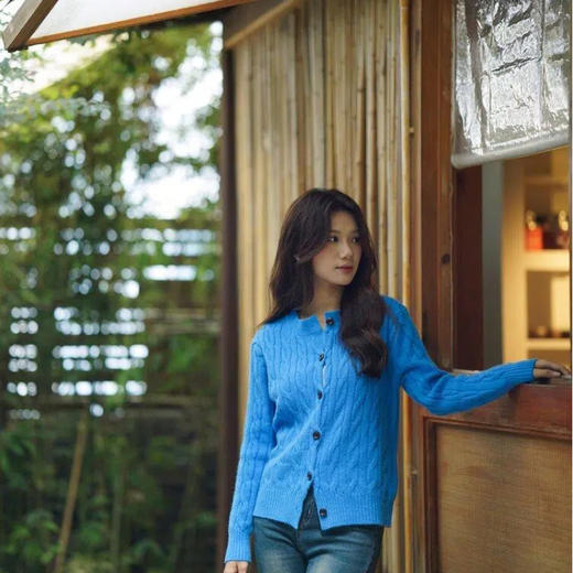 ORIGNAL&CO 克莱因蓝经典复古绞花羊毛开衫 进口马海毛+绵羊毛，手感绵密舒适柔软，显瘦版型，高饱和度颜色初秋更显白 商品图11