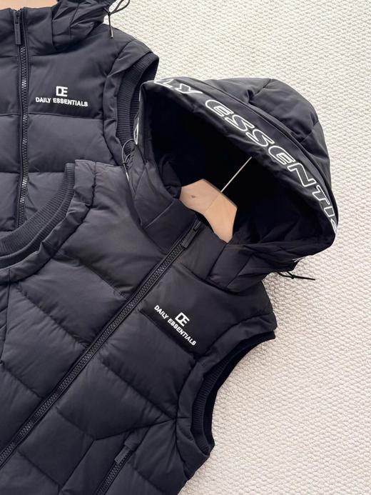 D1107100黑色绗缝帽檐字母刺绣连帽羽绒马甲 商品图1