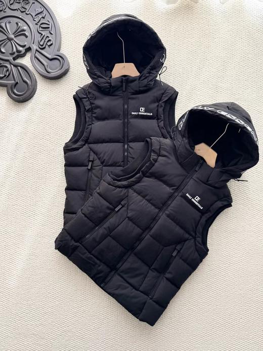 D1107100黑色绗缝帽檐字母刺绣连帽羽绒马甲 商品图0