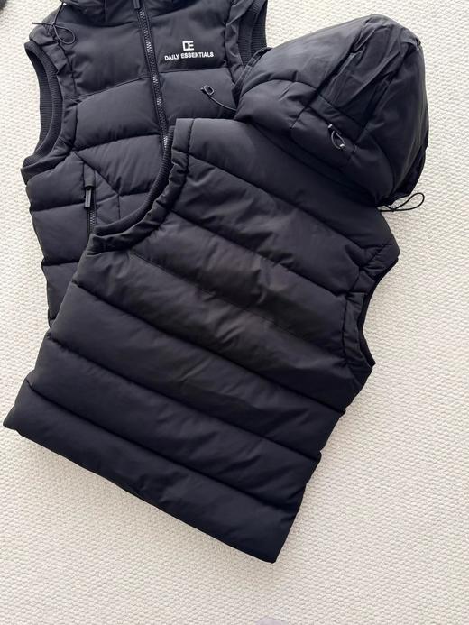 D1107100黑色绗缝帽檐字母刺绣连帽羽绒马甲 商品图4