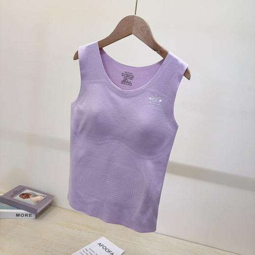 【保暖服饰丨猫人少女蚕丝保暖背心】面料亲肤舒适，触感细腻，高弹贴身不易变形，秋冬穿脱更自在，U型美背无痕百搭，穿着不露痕迹，自带BRA内搭减负，穿一件就够了，下单不支持备注不同尺码 商品图7