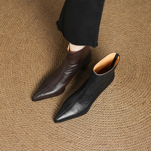 【预售5天】法式小跟靴子女秋冬新品气质细跟尖头马丁靴复古棕色通勤猫跟短靴DS&626 商品图2