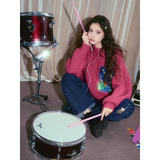 两三事 形意漫游 2025冬季新款抽象印花贴布绣抽绳下摆毛衣女宽松 商品图3