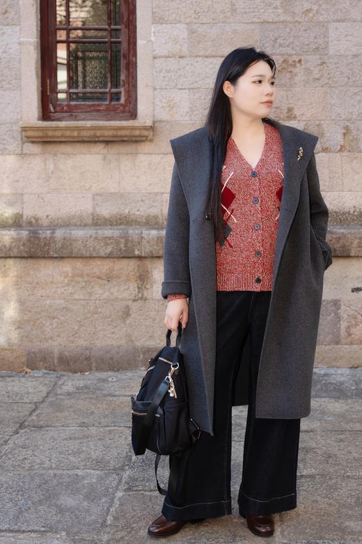 一周发货【直筒阔腿牛仔裤】常规厚度不加绒，大裤腿版型非常好！成分：75%棉24.5%聚酯纤维 0.5%氨纶。正面三角区处理得非常好，平整不尴尬。臀型和裤腿的线条依然特别棒。比一般直筒更宽松的阔腿版型 商品图4