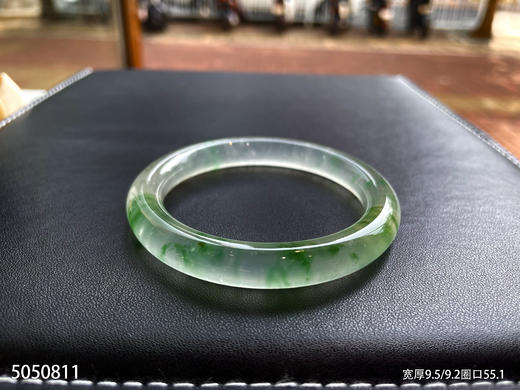 玻璃种飘翠圆镯【5050811】圈口55.1。具体价格微信咨询 商品图1