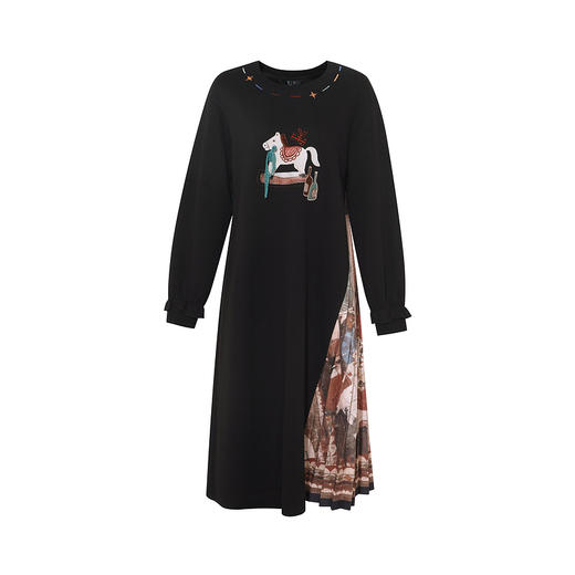 两三事 木马奇缘 2025冬季新款压褶印花拼接立体小木马刺绣连衣裙 商品图4