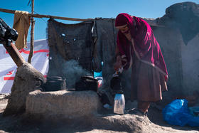 为阿富汗家庭提供一个燃气灶