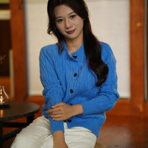 ORIGNAL&CO 克莱因蓝经典复古绞花羊毛开衫 进口马海毛+绵羊毛，手感绵密舒适柔软，显瘦版型，高饱和度颜色初秋更显白 商品图10