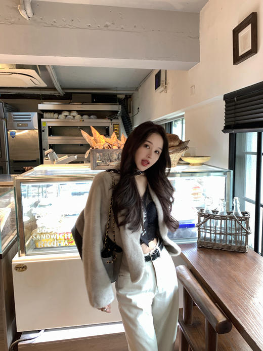 Read Nameless /灰色仿水貂皮草+黑色蕾丝纯欲内衣 2025/11/8 商品图2