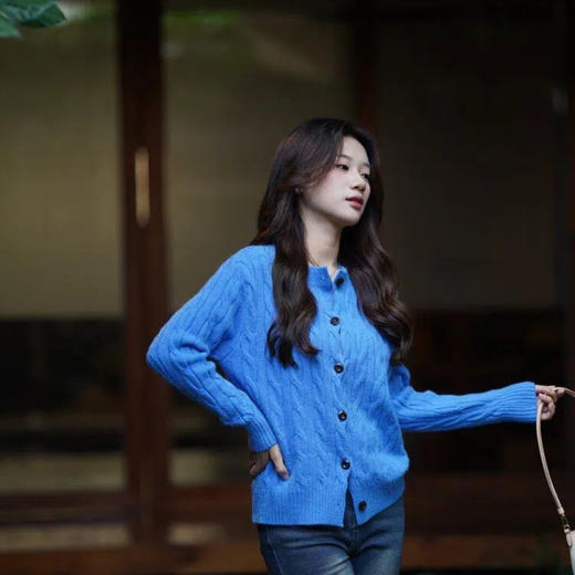 ORIGNAL&CO 克莱因蓝经典复古绞花羊毛开衫 进口马海毛+绵羊毛，手感绵密舒适柔软，显瘦版型，高饱和度颜色初秋更显白 商品图9