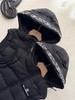 D1107100黑色绗缝帽檐字母刺绣连帽羽绒马甲 商品缩略图2