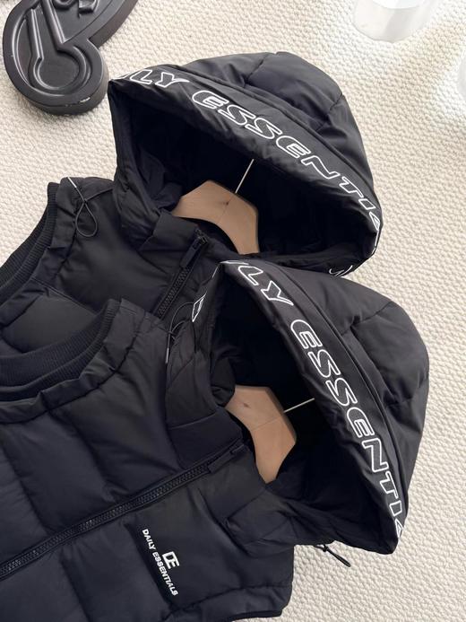 D1107100黑色绗缝帽檐字母刺绣连帽羽绒马甲 商品图2