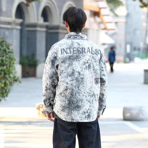 DRONKOO 2025 翻领后幅刺绣字母泼墨效果衬衫短款薄羽绒服 商品图4