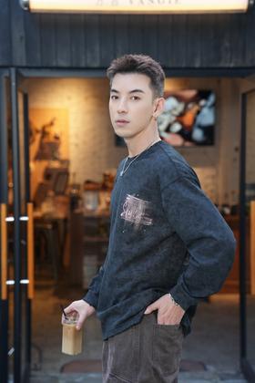 W532511111涂鸦印花长袖T恤