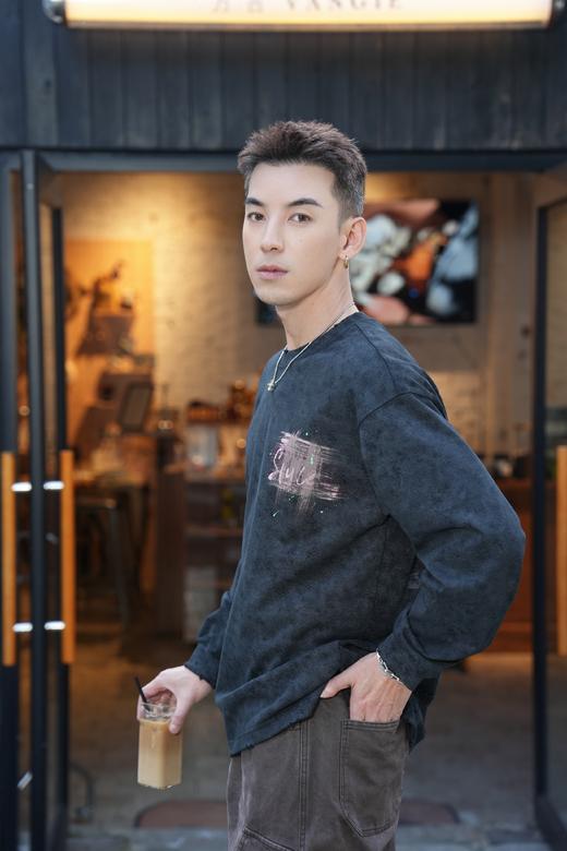 W532511111涂鸦印花长袖T恤 商品图0