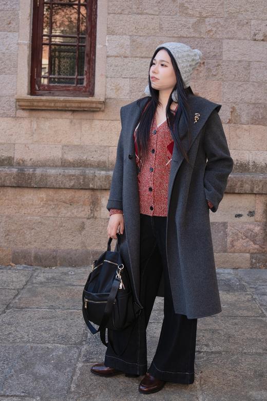 一周发货【直筒阔腿牛仔裤】常规厚度不加绒，大裤腿版型非常好！成分：75%棉24.5%聚酯纤维 0.5%氨纶。正面三角区处理得非常好，平整不尴尬。臀型和裤腿的线条依然特别棒。比一般直筒更宽松的阔腿版型 商品图2